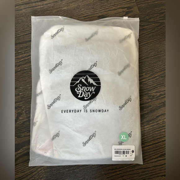 SNOWDAY BURNING NYLON SHORT - Picture 3 of 3